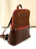 Imagen de Mochila Quidditch Chocolate y Rojo Gamuza